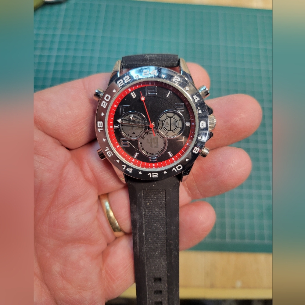 Men's analog / digital watch in like new condition